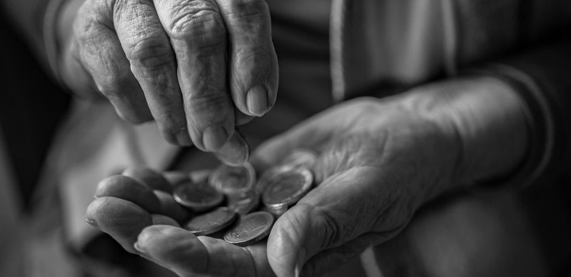 Руки старика с монетами, пенсии, бедность