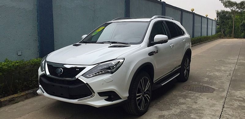 Китайский автомобиль, белый кроссовер