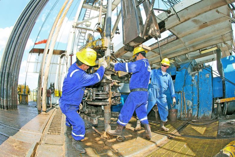 Рабочие на Карачаганакском месторождении