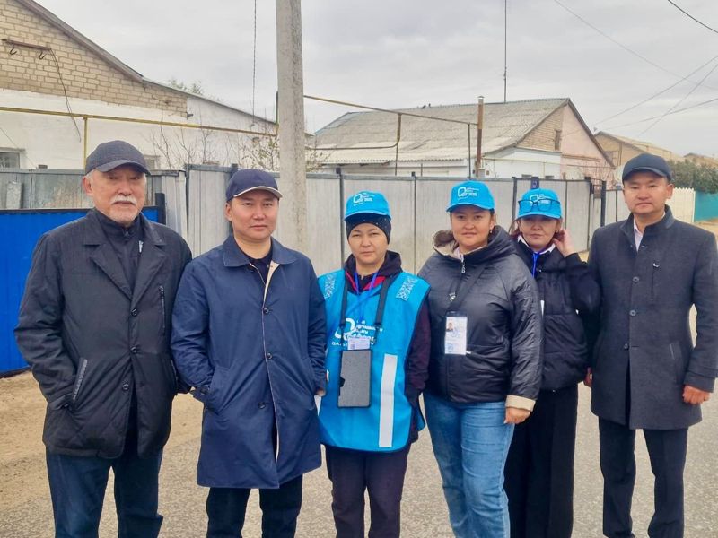 Сельские жители стоят вместе со статистами, осуществляющими сельхозперепись