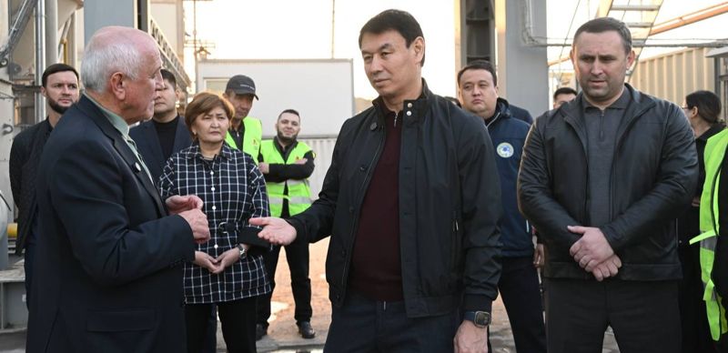 Аким Алматы Дархан Сатыбалды во время посещения Алматинской дорожно-строительной компании
