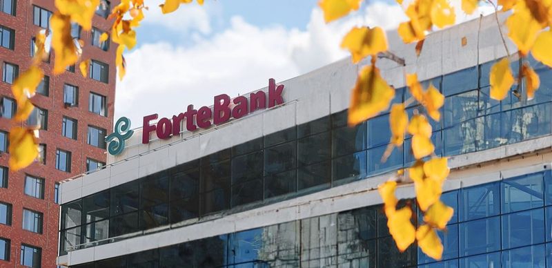 Здание банка Форте осенью, ForteBank