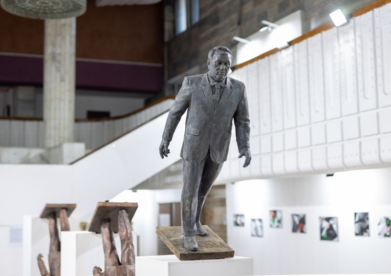 Инсталляция "Падающий Назарбаев" Ербосына Мельдибекова