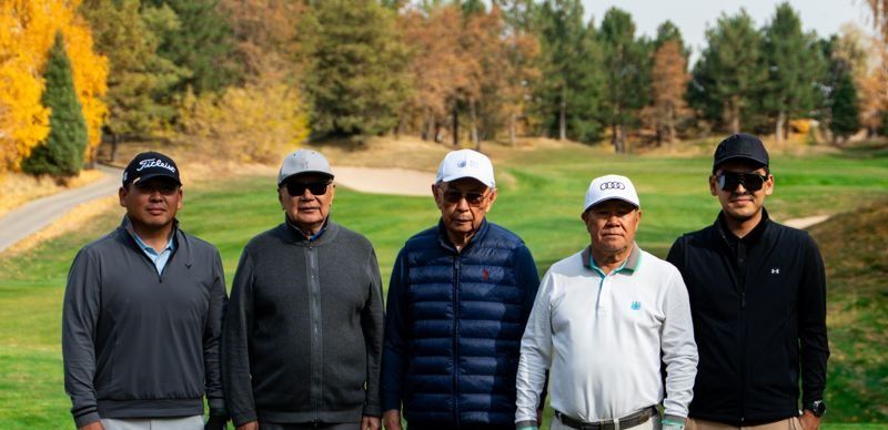 Нуртай Абыкаев (в центре) Участники гольф-турнира Audi Quattro Cup 2025 на поле для гольфа