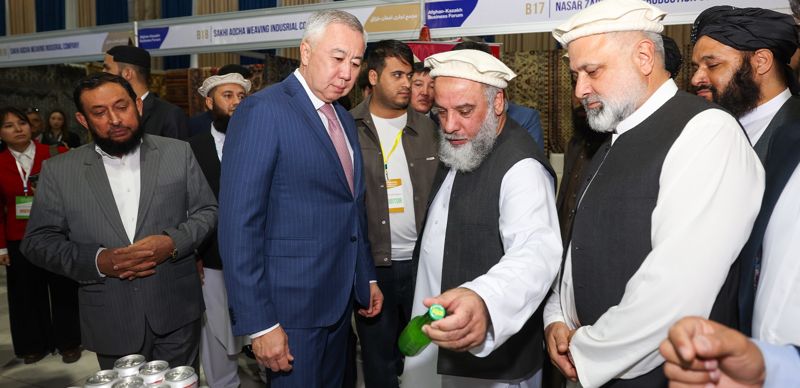 Вице-премьер Серик Жумангарин на выставке афганских товаров