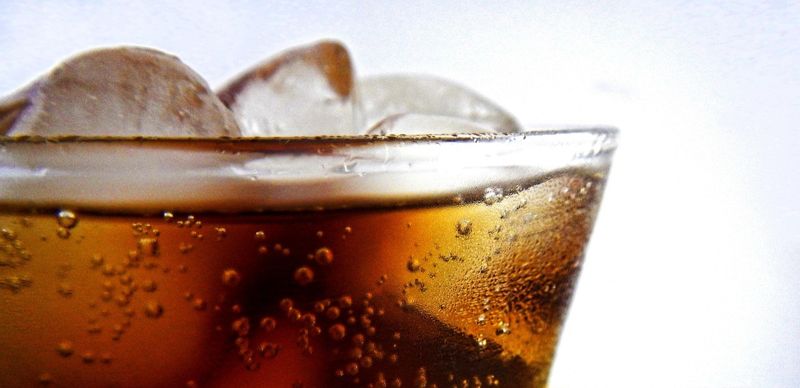 Стакан с напитком и льдом, кола, Pepsi, Coca-Cola