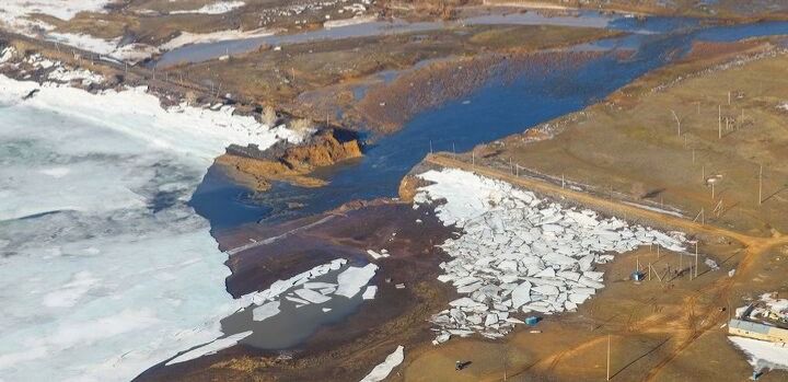 Разрушенная дамба на реке, паводки в Казахстане