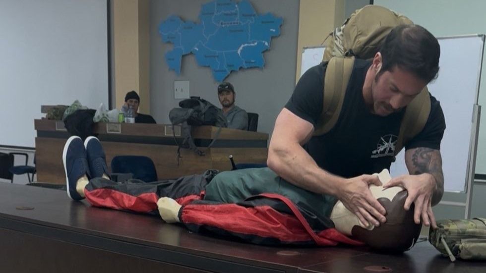 Американский военный учит оказывать медпомощь