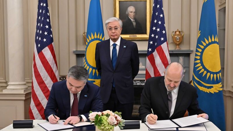 Подписание меморандума, стороны - Ерсайын Нагаспаев и Говард Латник в присутствии Касым-Жомарта Токаева