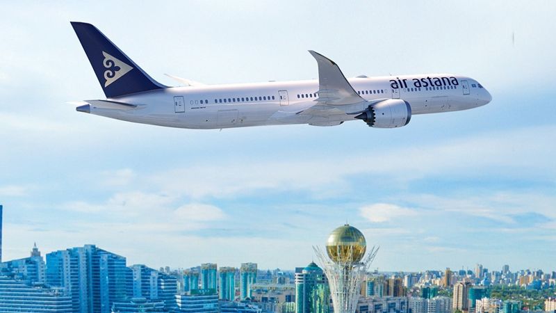 Самолет Air Astana в небе над Астаной