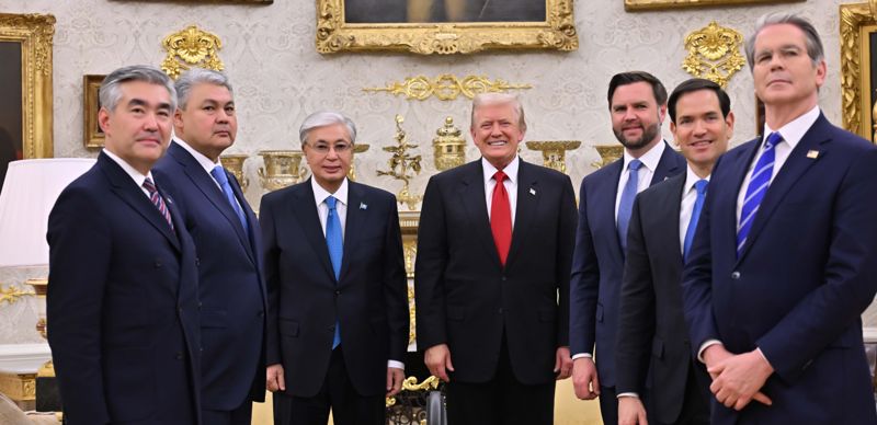 Обложка: Трамп объявил о присоединении Казахстана к «Соглашениям Авраама»