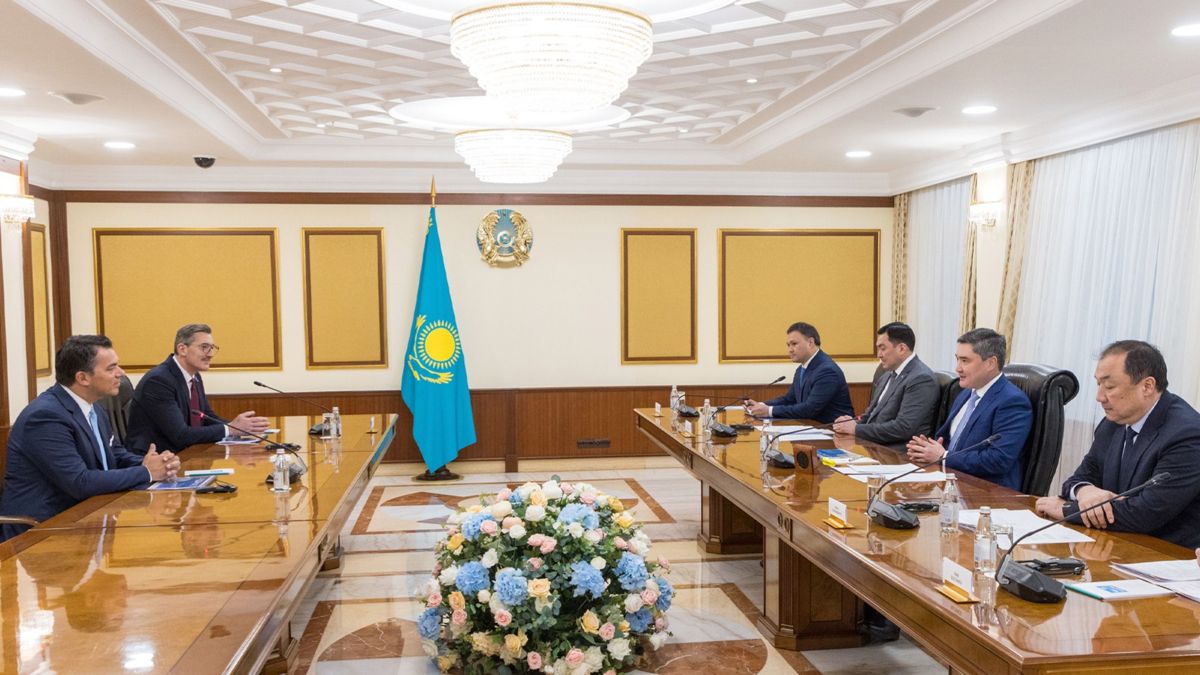 Встреча  премьер-министра Олжаса Бектенова с главным исполнительным директором американской компании LanzaJet Джимми Самарицем