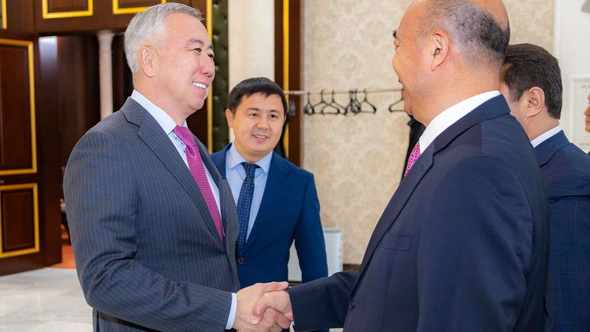Вице-премьер Серик Жумангарин и заместитель премьера Государственного совета КНР Лю Гочжун