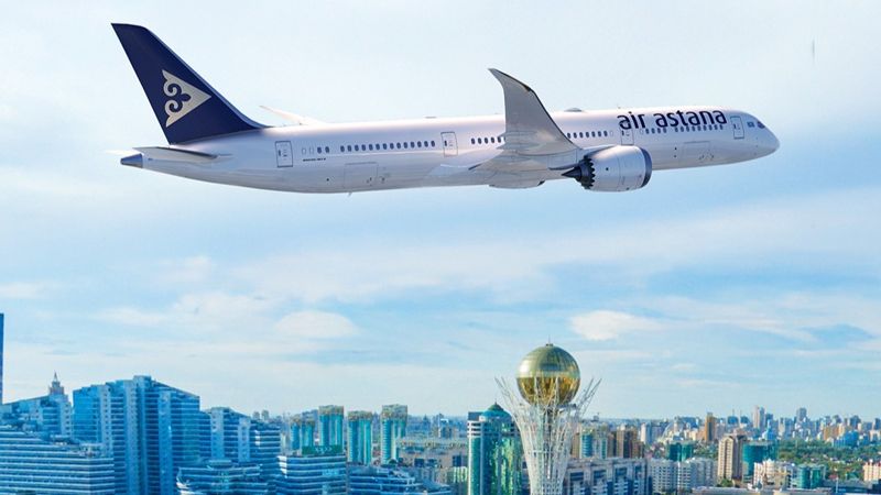 Самолет Air Astana летит над Астаной, авиа, Air Astana 