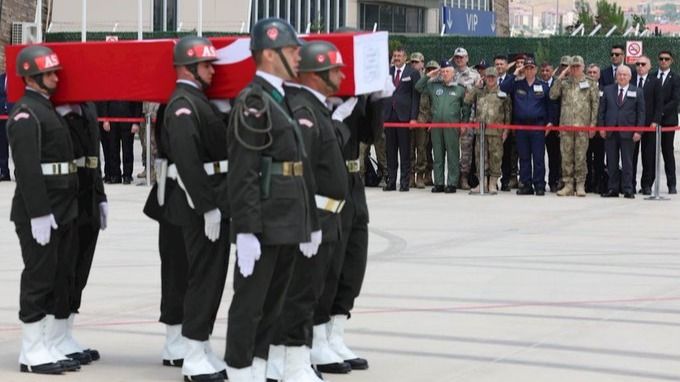 Турецкие военные несут гробы с телами погибших военных, 