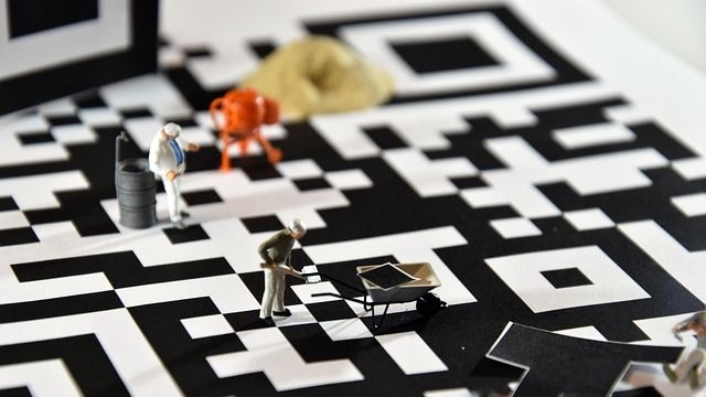 фигурки рабочих на фоне QR, единый QR для банков, банки, переводы