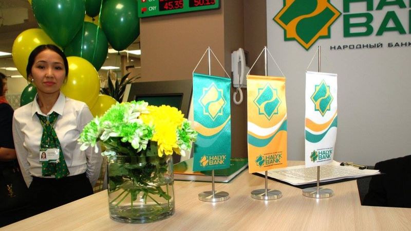Вымпелы народного банка, стойка, оператор банка, Halyk Bank, Халык банк