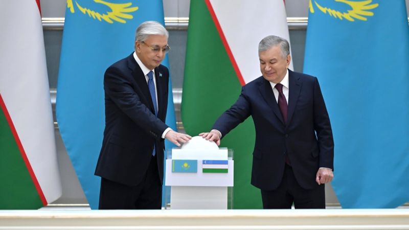 Касым-Жомарт Токаев и Шавкат Мирзиёев на запуске проектов