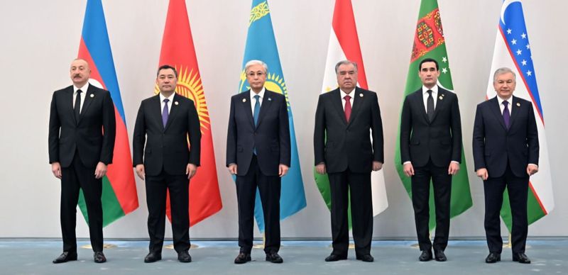 Президент Азербайджана Ильхам Алиев, президент Кыргызстана Садыр Жапаров, президент Казахстана Касым-Жомарт Токаев, президент Таджикистана Эмомали Рахмон, президент Туркменистана Сердар Бердымухамедов, президент Узбекистана Шавкат Мирзиёев
