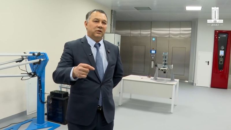 Ученй Дос Сарбасов  в лаборатории Назарбаев университета