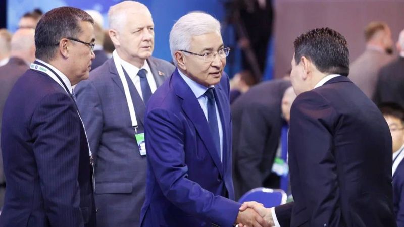 Имангали Тасмагамбетов пожимает руку