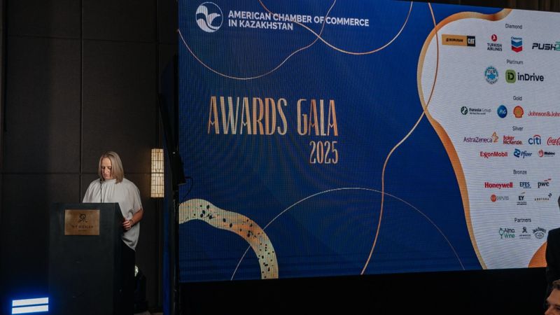 Во время приветственных речей на гала-ужине