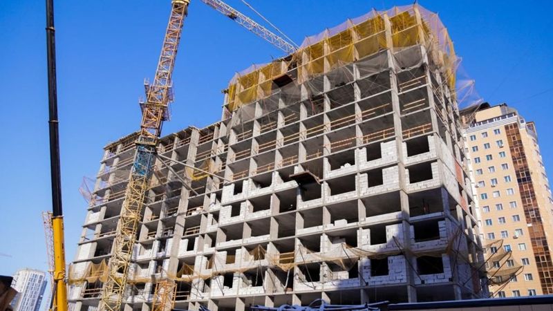 Недостроенная многоэтажка в Астане, стройка