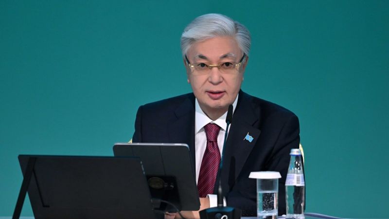 Касым-Жомарт Токаев сидит за столом 28 ноября 2025