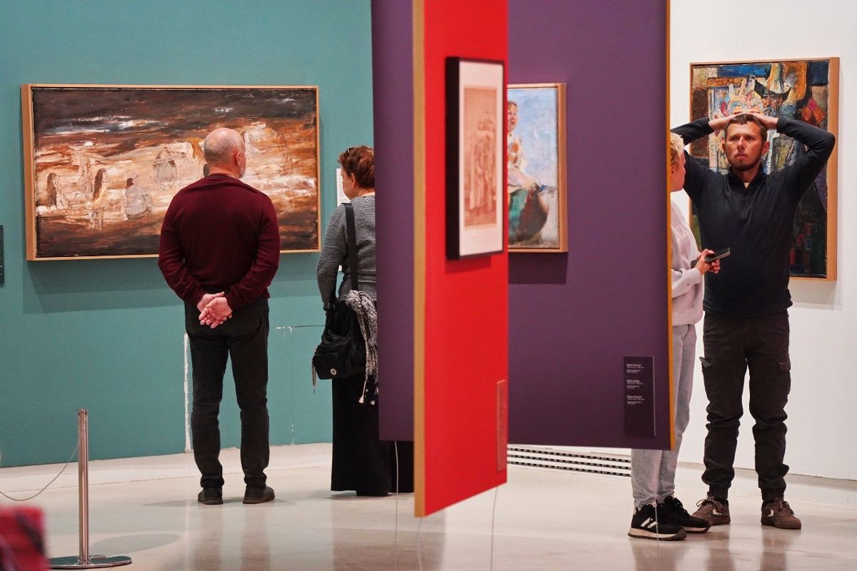 На выставке «Қонақтар»