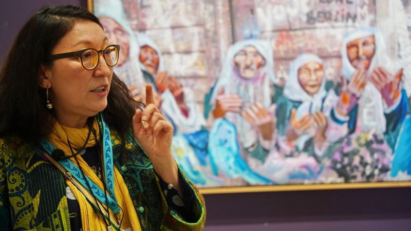 Сауле Сулейменова у своей работы - "Бата"