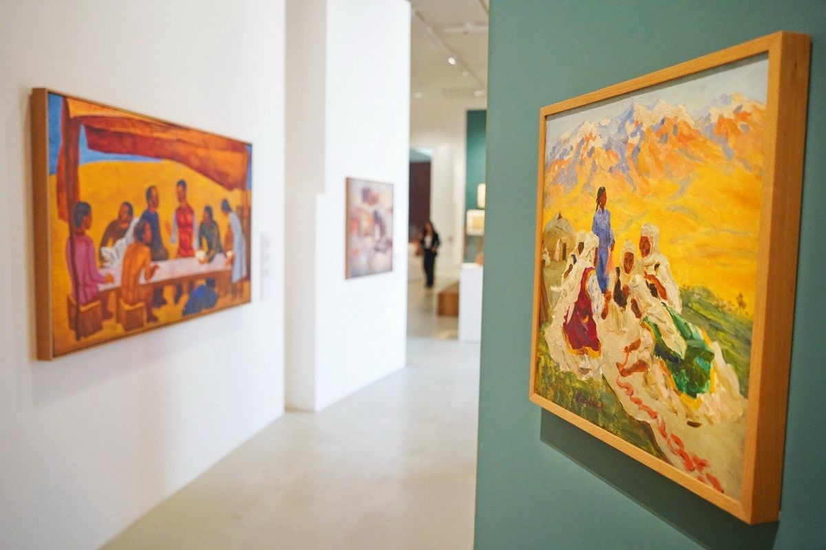 Слева - картина Айтбаева «На целине. Обед»