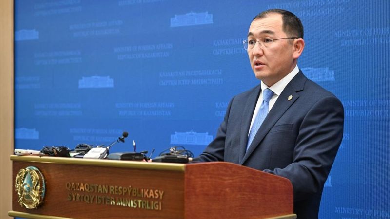 Айбек Смадияров за трибуной