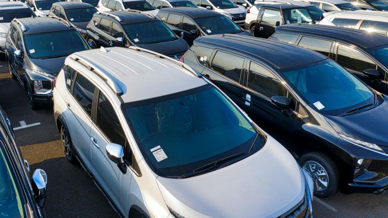 Ряды новых автомобилей