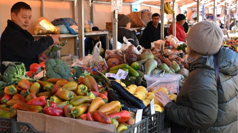 Прилавок с овощами, торговля, цены на продукты