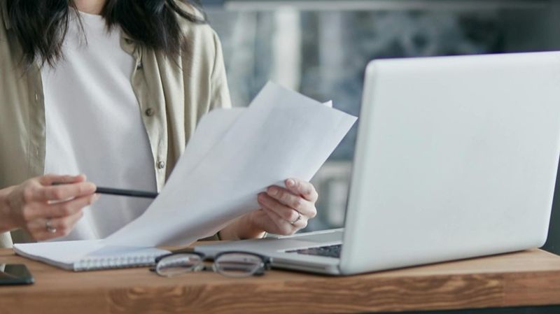 Налоги, бухгалтерия, девушка за ноутбуком