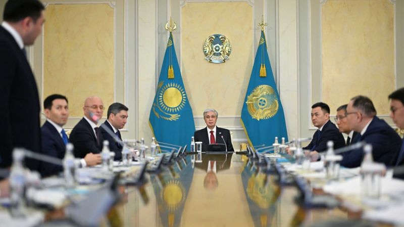 Токаев на совещании по развитию грузовых авиахабов, во главе стола