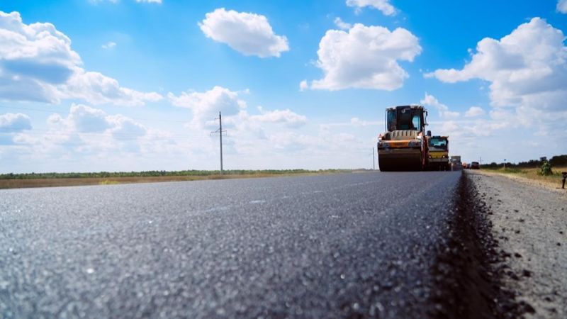 Дорожные работы, асфальтоукладчик