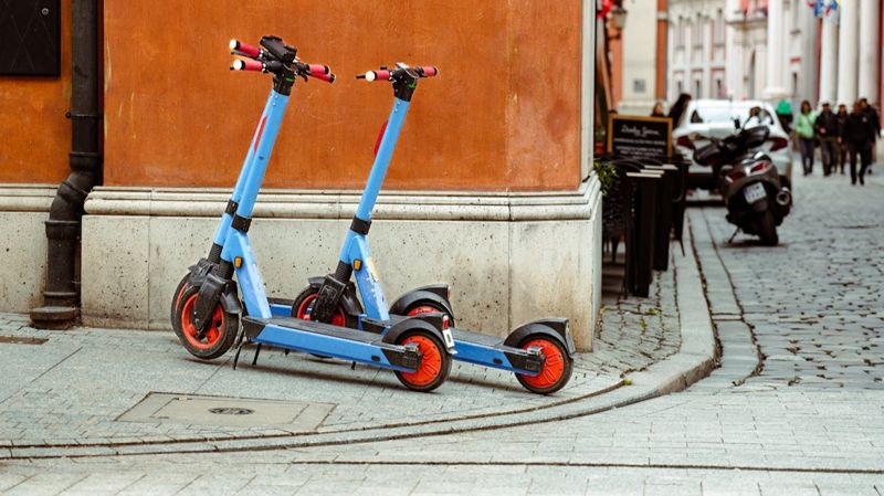 Электросамокаты, припаркованные