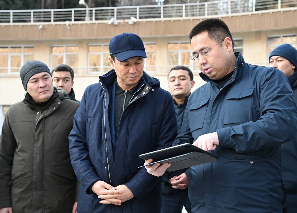 Дархан Сатыбалды (в центре) на катке 