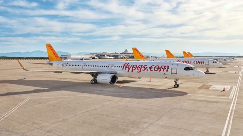 Самолеты Pegasus Airlines на взлетном поле.