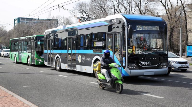 Автобус в Алматы, осенью, доставка, мопеды, общественный транспорт в Алматы