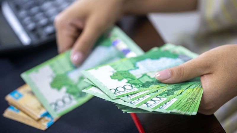 Рук считают деньги - тенге, купюры тенге, 2000 тенге