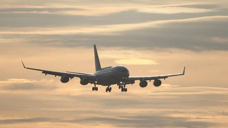 самолет летит