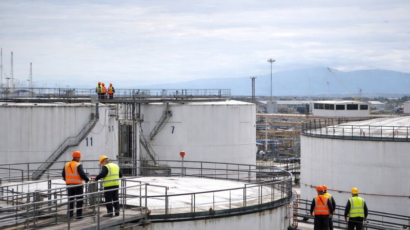 Обложка: "КазТрансОйл" не подтверждает арест топ-менеджеров Батумского терминала