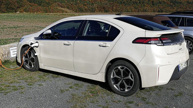 Электромобиль на зарядке