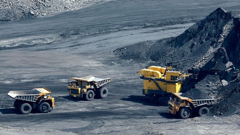 грузовые машины в карьере, месторождение, разведка и добыча