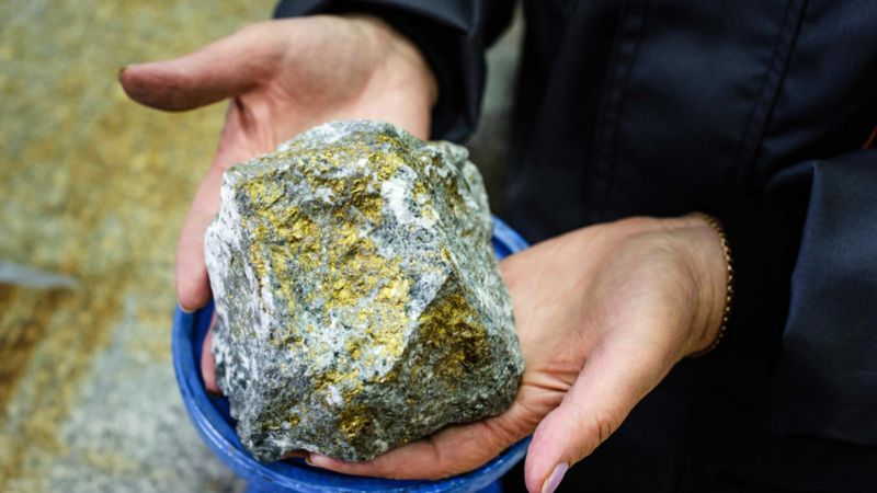 Кусок горной руды в руках