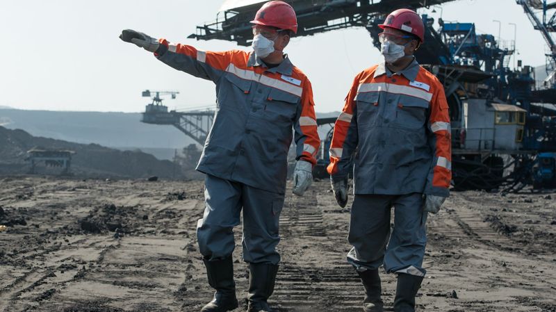 ERG, рабочие идут по карьеру, горнодобыча