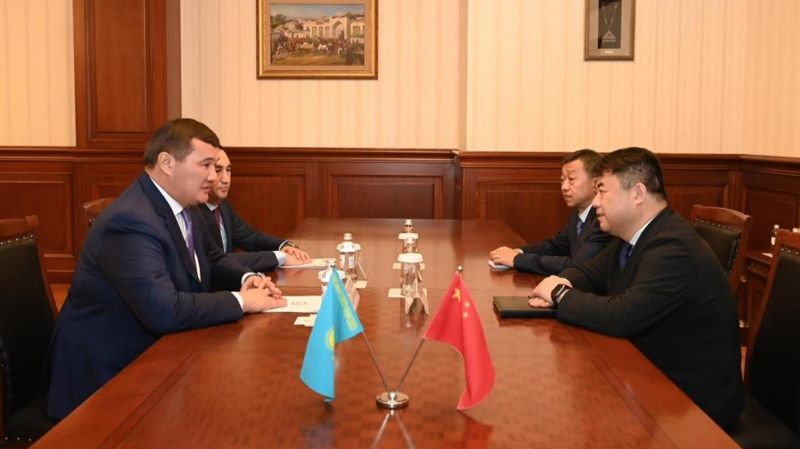 Аким Кызылординской области Нурлыбек Налибаев на встрече с президентом компании «Петро Казахстан Инк» Чэнь Даю и председателем правления «ПетроКазахстан Кумколь Ресорсиз» Чжао Сяомином