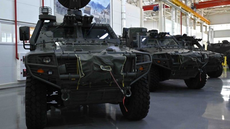 Токаев посетил новый военный завод Besqaru в Астане